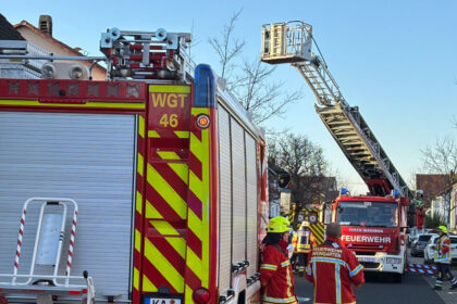 Auf dem Bild sind Einsatzfahrzeuge der Feuerwehr und des Rettungsdienstes zu sehen.