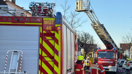 Auf dem Bild sind Einsatzfahrzeuge der Feuerwehr und des Rettungsdienstes zu sehen.