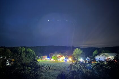 Der Einsatzort, bei Nacht, mit Beleuchtung durch die Einsatzkräfte