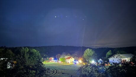 Der Einsatzort, bei Nacht, mit Beleuchtung durch die Einsatzkräfte