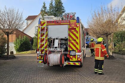 Einsatzfahrzeug mit Einsatzkräften.