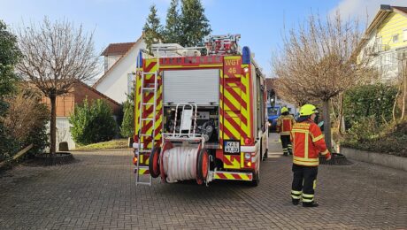 Einsatzfahrzeug mit Einsatzkräften.