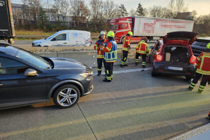 Es sind Einsatzkräfte und die Unfallfahrzeuge zu sehen.