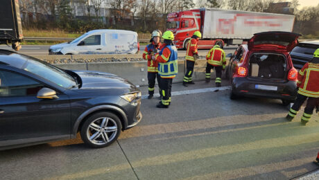 Es sind Einsatzkräfte und die Unfallfahrzeuge zu sehen.