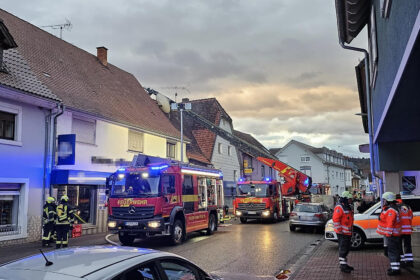 Es sind mehrere Einsatzfahrzeuge zu sehen.