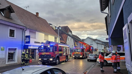 Es sind mehrere Einsatzfahrzeuge zu sehen.