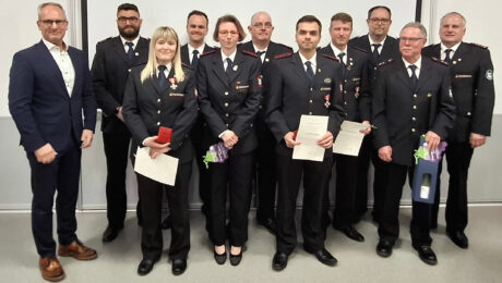 Gruppenfoto der Kameraden mit dem Bürgermeister